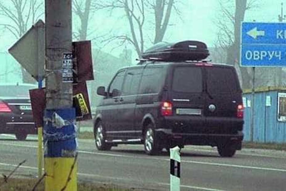 Яценюк ездит на работу с кортежем и перекрытой дорогой Яценюк ездит на работу с кортежем и перекрытой дорогой