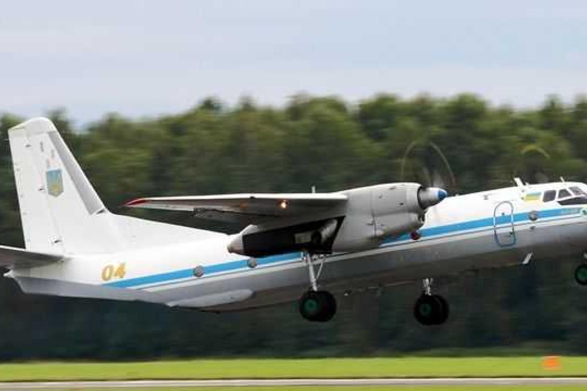 Порошенко присвоил самолету Ан-26 имя погибшего в АТО летчика Майбороды Порошенко присвоил самолету Ан-26 имя погибшего в АТО летчика Майбороды