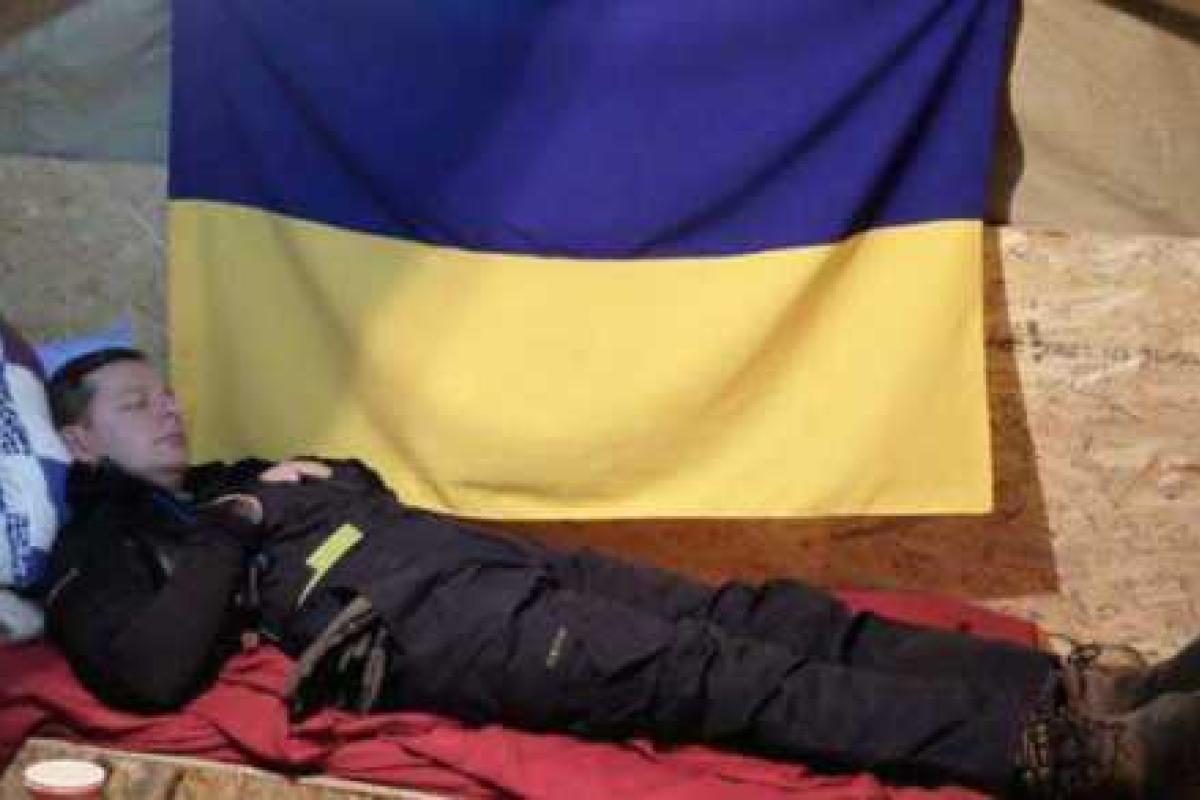 В сети появилось фото спящего Ляшко под флагом Украины
