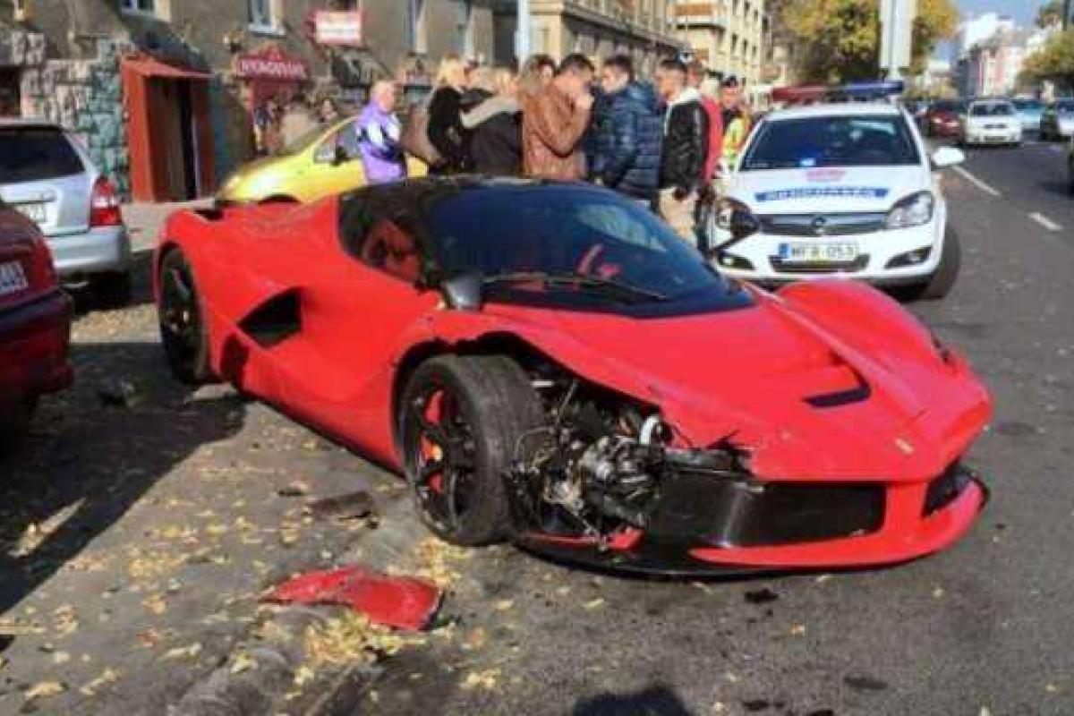 Житель Бухареста разбил новенький LaFerrari сразу после покупки