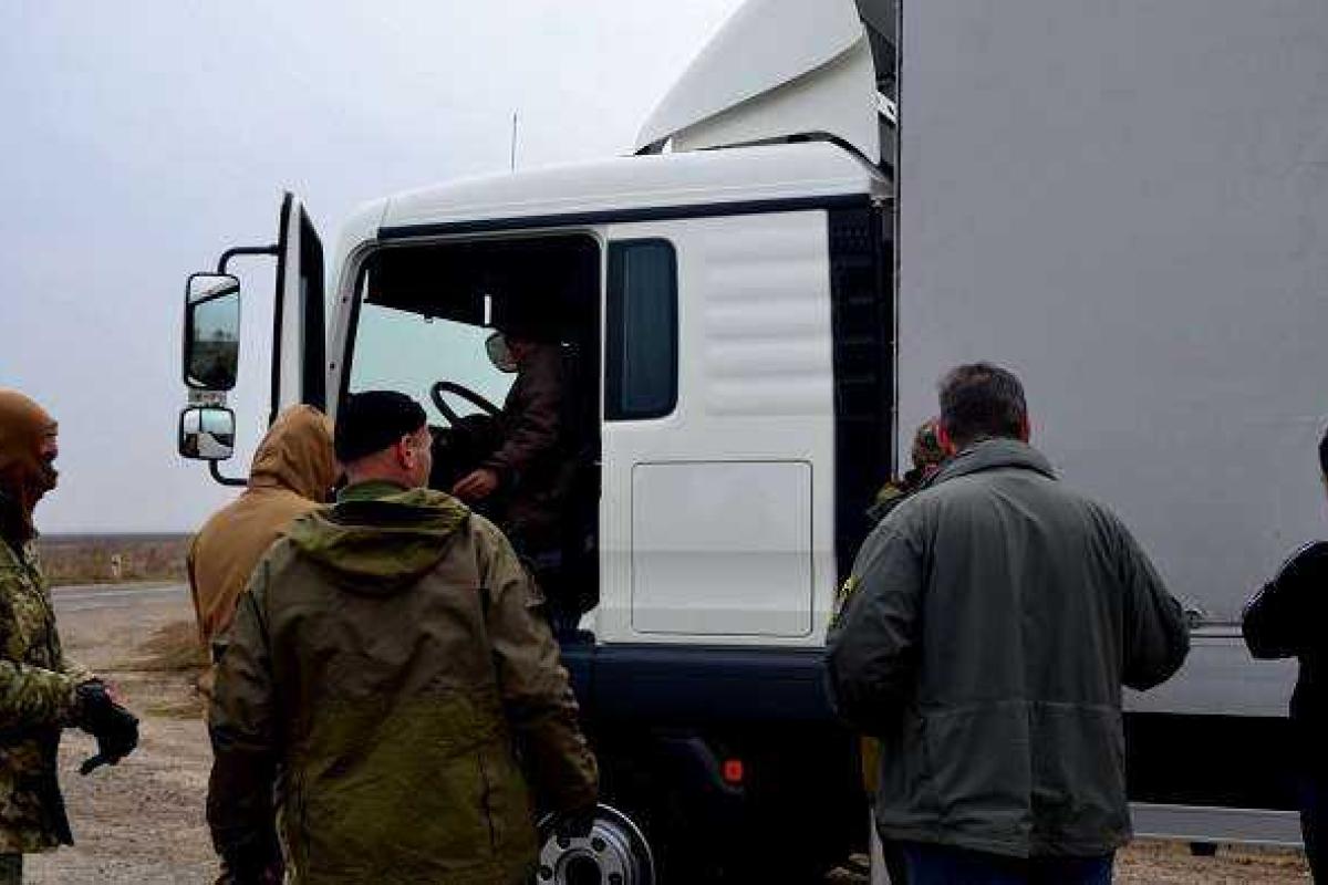 Участники блокады Крыма задержали фуру «мэра» Севастополя Участники блокады Крыма задержали фуру «мэра» Севастополя