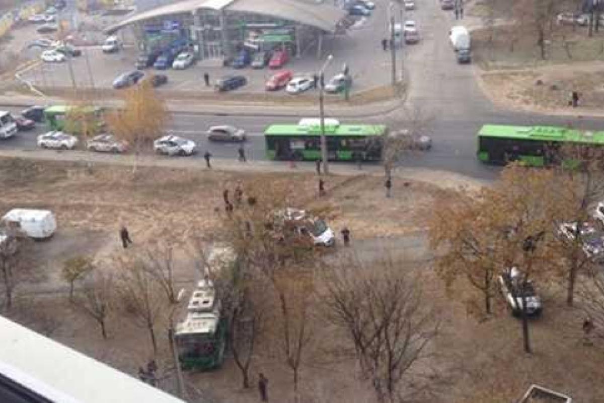 В Харькове водитель троллейбуса, пытаясь избежать ДТП, врезался в дерево 
