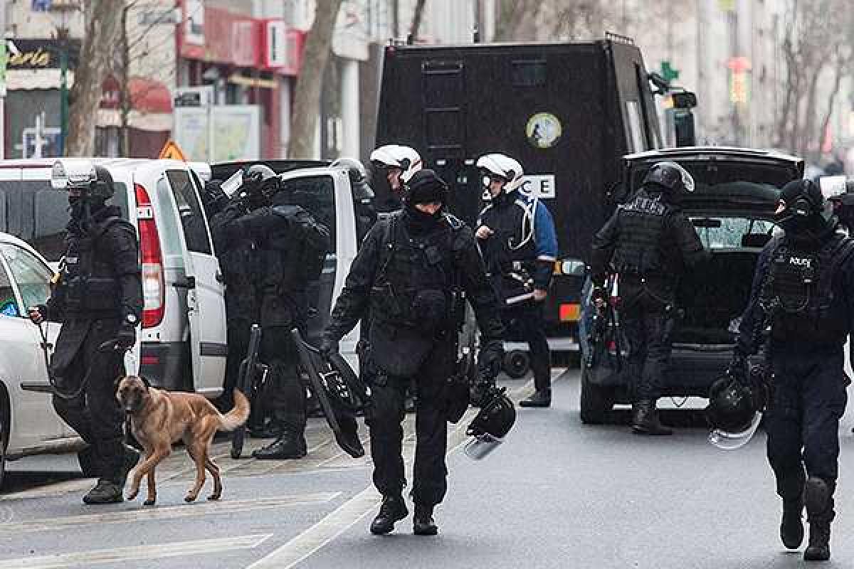 Изрешеченный пулями щит офицера полиции поверг французов в ужас