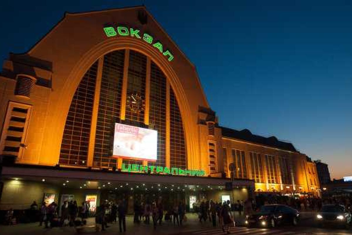 В Киеве "заминировали" ж/д вокзал: людей эвакуируют В Киеве "заминировали" ж/д вокзал: людей эвакуируют