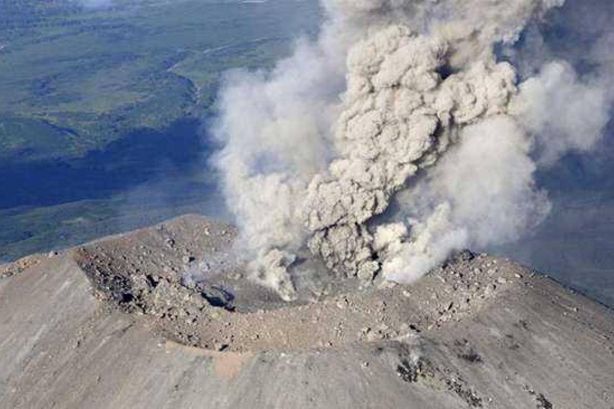 Вулкан на Камчатке снова «выстрелил» пеплом Вулкан на Камчатке снова «выстрелил» пеплом