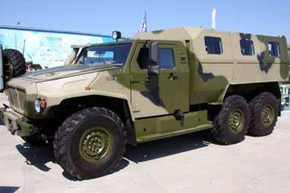 Видео, на котором броневик врезается в фуру с ядерной бомбой, взорвало сеть