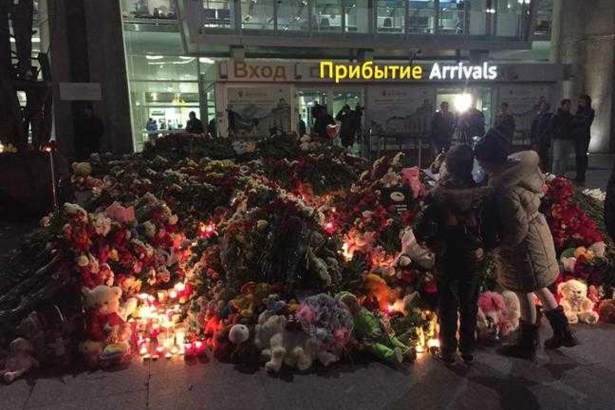 К зданию питерского крематория привезли 25 машин цветов, свечей и игрушек