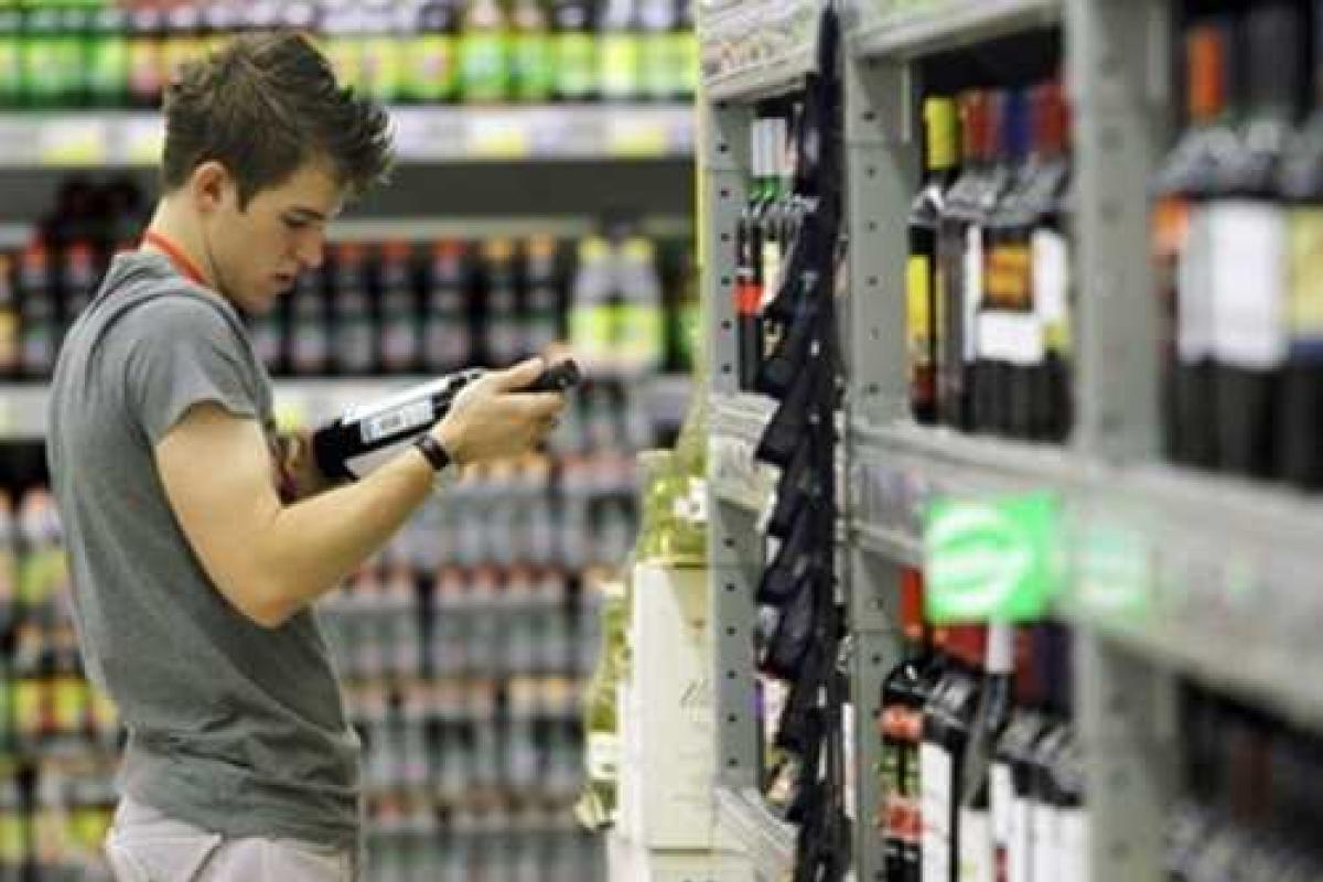 В Симферополе запретили продавать алкоголь после 17:00 В Симферополе запретили продавать алкоголь после 17:00
