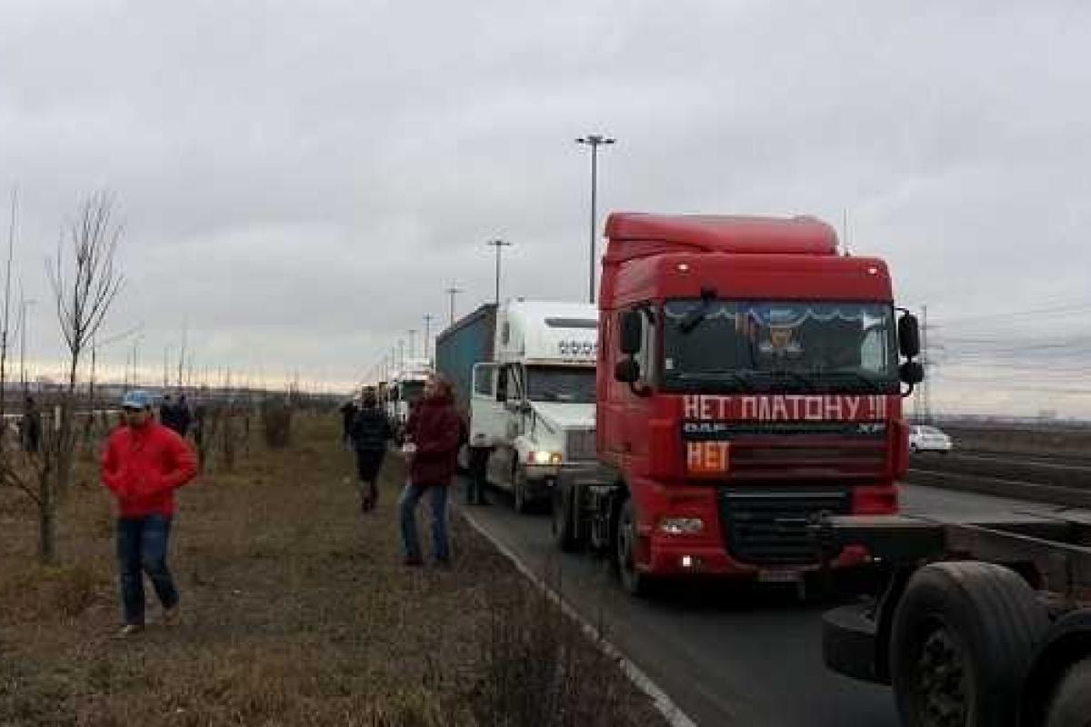 Российские дальнобойщики жгут покрышки и обещают сжечь грузовики Российские дальнобойщики жгут покрышки и обещают сжечь грузовики