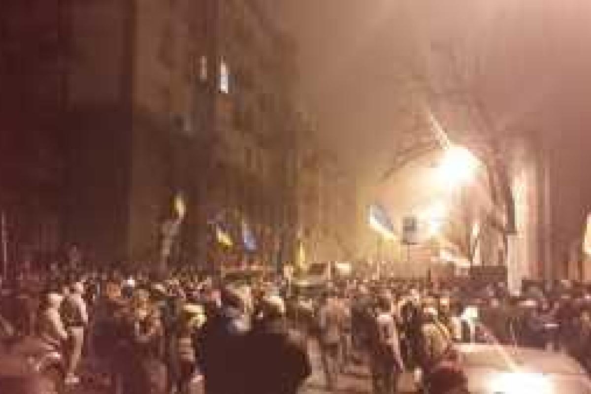 АП оцеплена, митингующие не собираются расходиться АП оцеплена, митингующие не собираются расходиться