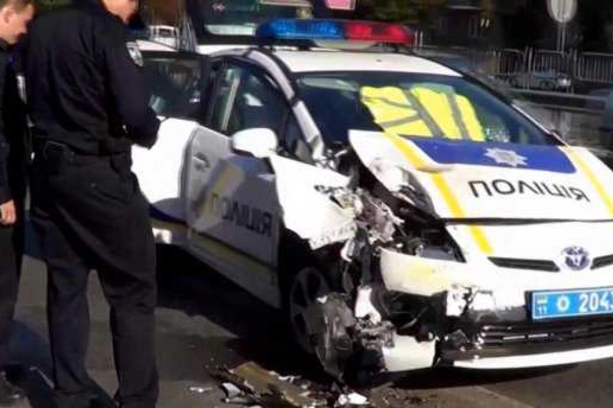 Киевские полицейские уже поломали 90 патрульных авто Киевские полицейские уже поломали 90 патрульных авто