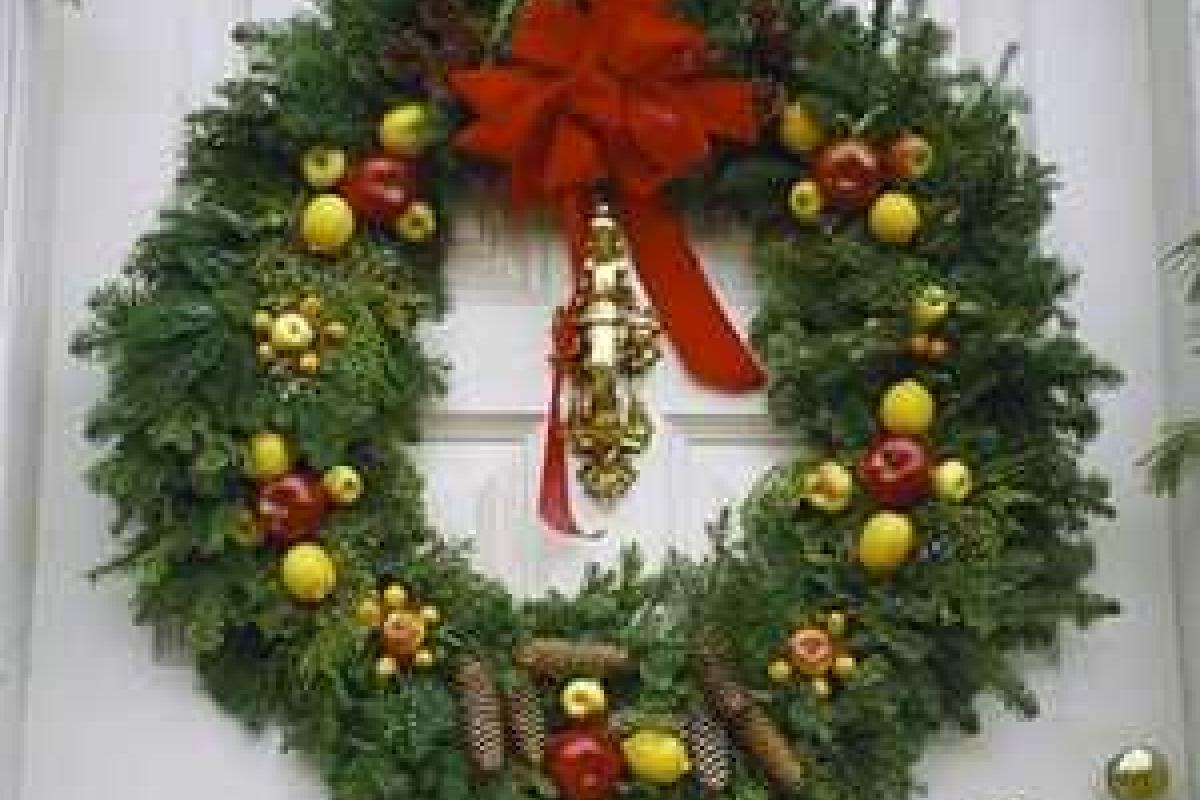 За изготовление рождественских венков платят 24 тысячи гривен За изготовление рождественских венков платят 24 тысячи гривен