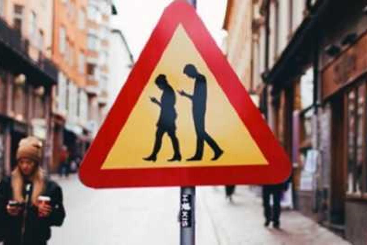 В Финляндии появился дорожный знак «Люди со смартфонами»