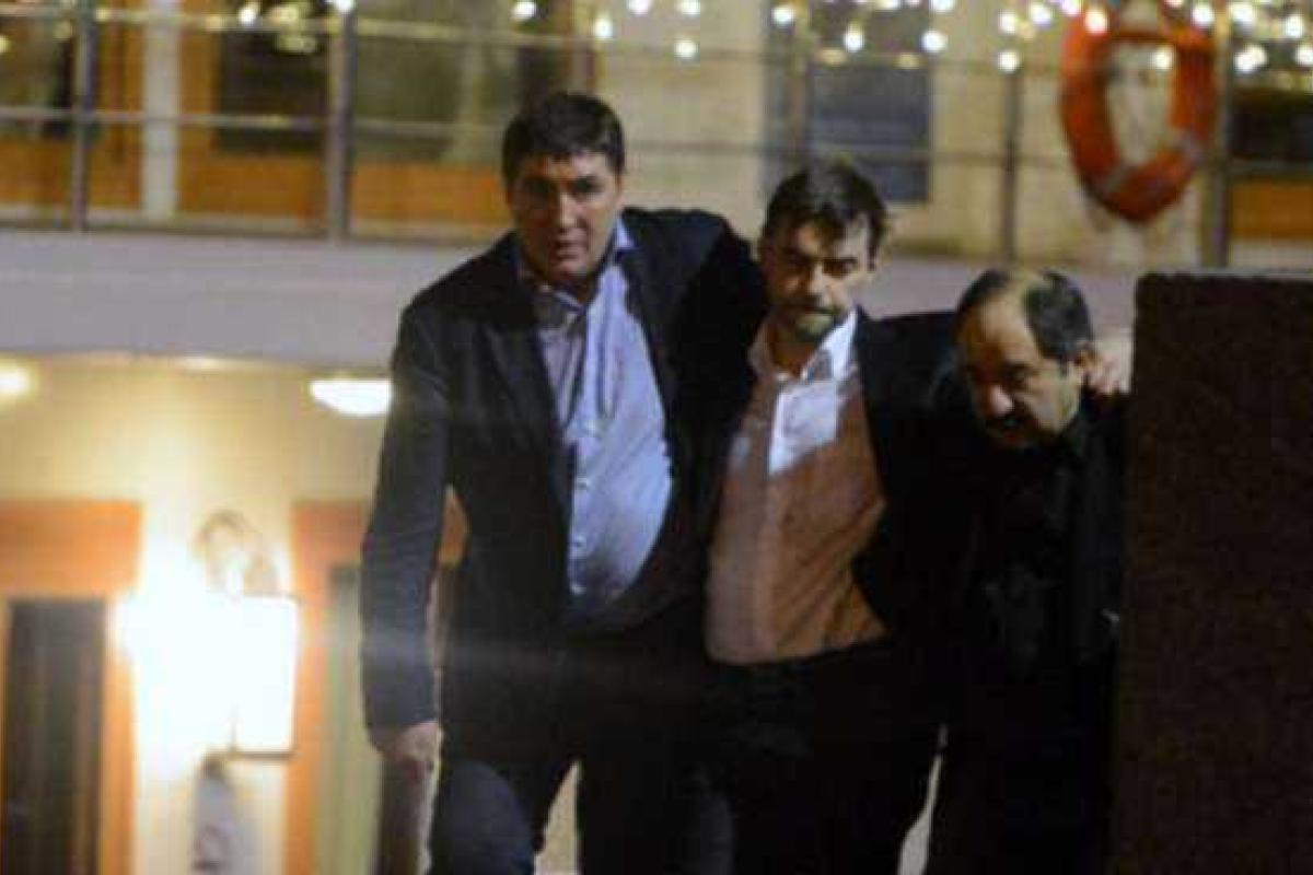 Пьяный в стельку российский депутат попал в объектив камеры Пьяный в стельку российский депутат попал в объектив камеры