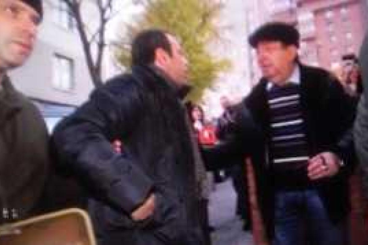 Корбана привезли в его квартиру в Днепропетровске Корбана привезли в его квартиру в Днепропетровске