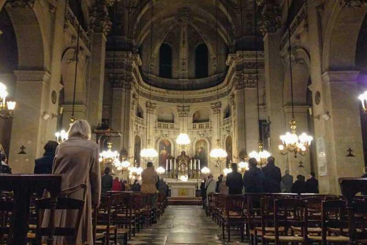 Париж приходит в себя после кошмаров прошлой ночи - фоторепортаж Париж приходит в себя после кошмаров прошлой ночи - фоторепортаж