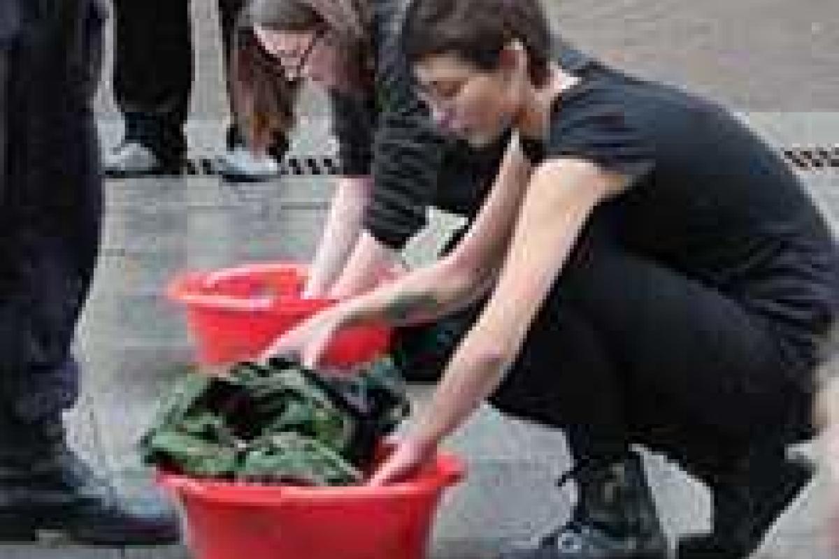 В Санкт-Петербурге задержали участниц антивоенного перформанса В Санкт-Петербурге задержали участниц антивоенного перформанса