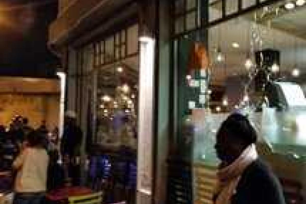 В парижских терактах участвовали подростки - СМИ В парижских терактах участвовали подростки - СМИ