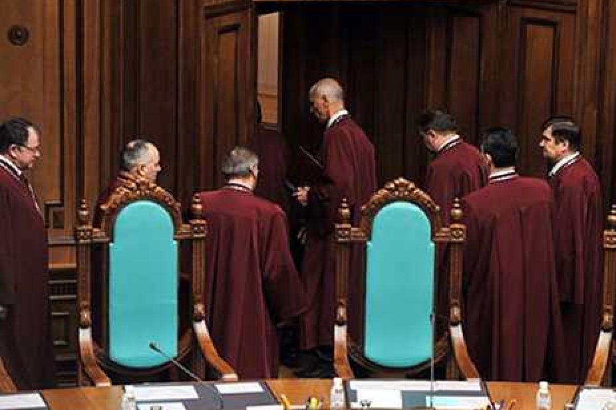 Брынцева уволили с должности судьи Конституционного суда Украины