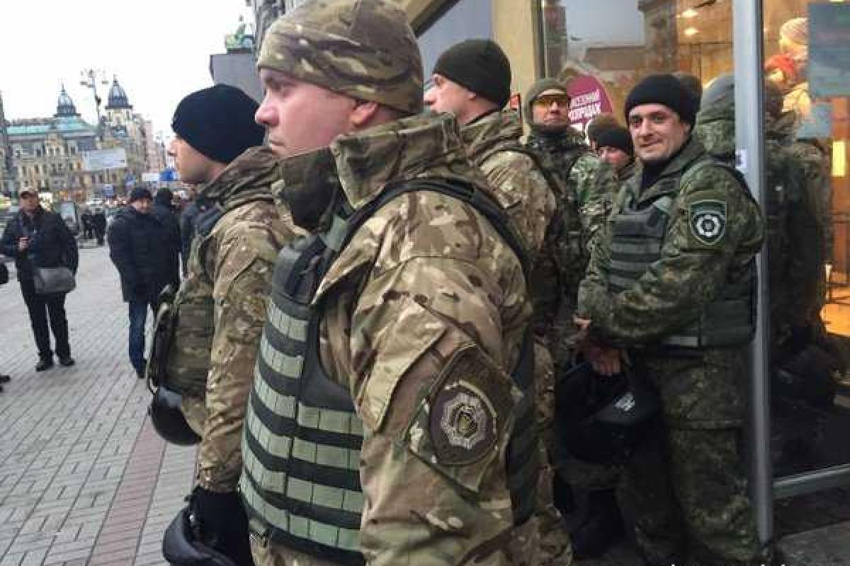 В Киеве участники вече штурмуют офис Ахметова и собираются штурмовать Печерский суд В Киеве участники вече штурмуют офис Ахметова и собираются штурмовать Печерский суд