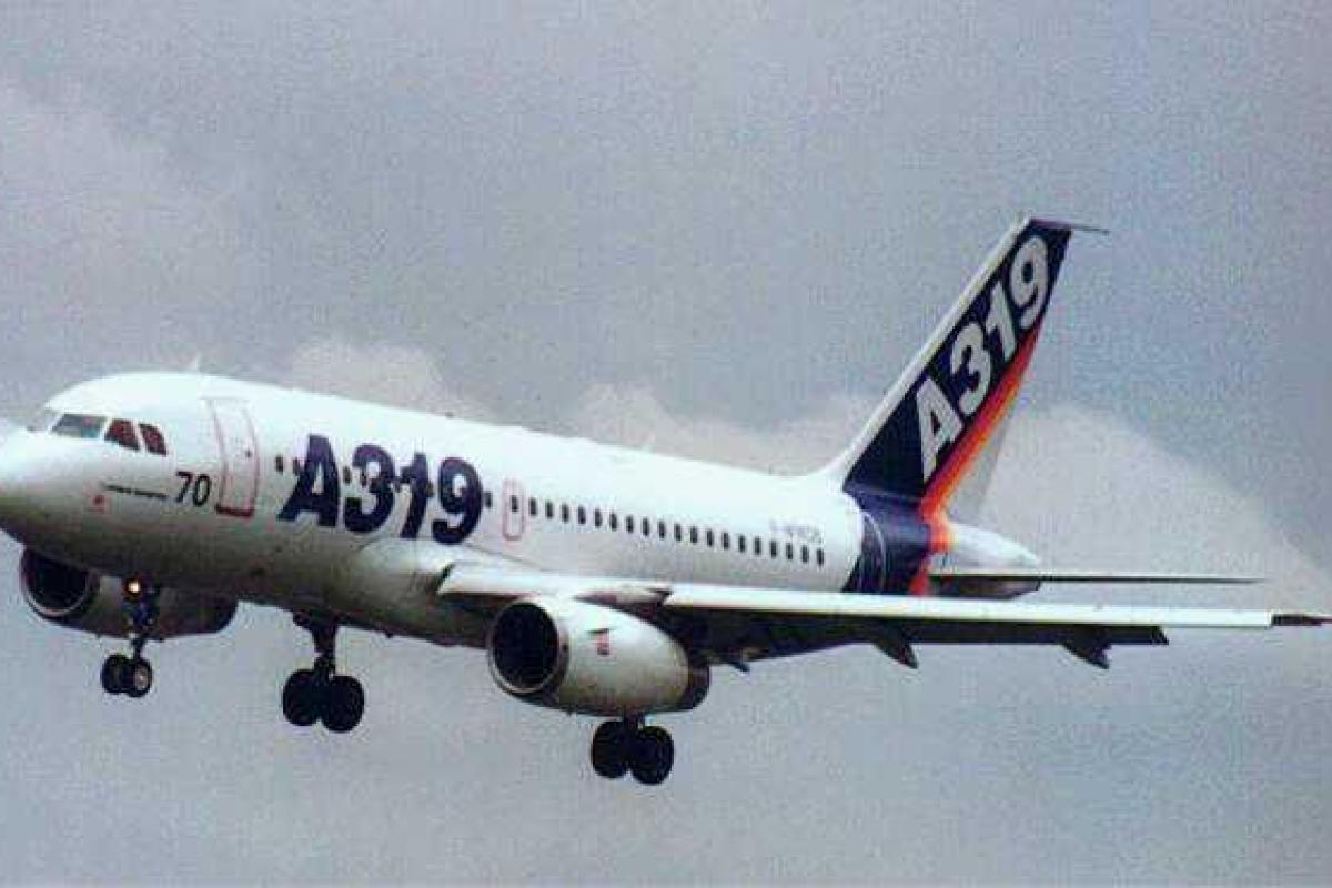 Airbus A319 экстренно сел в Хабаровске: в кабине пилотов лопнуло стекло