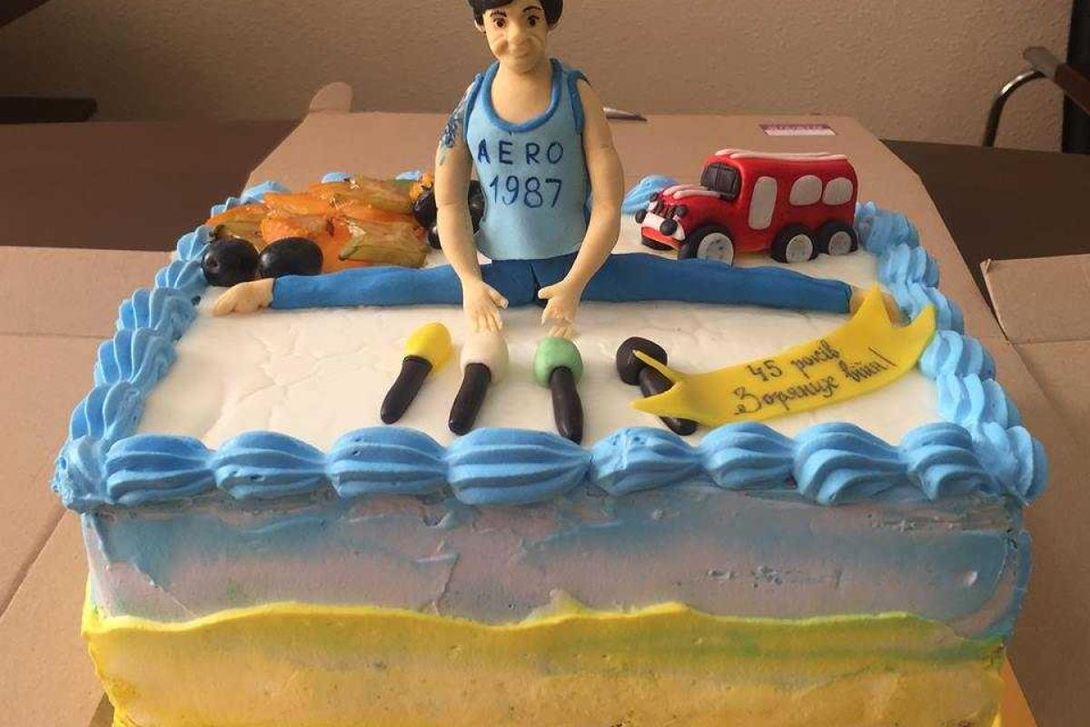 Шкиряка сделали сладким и посадили на шпагат 