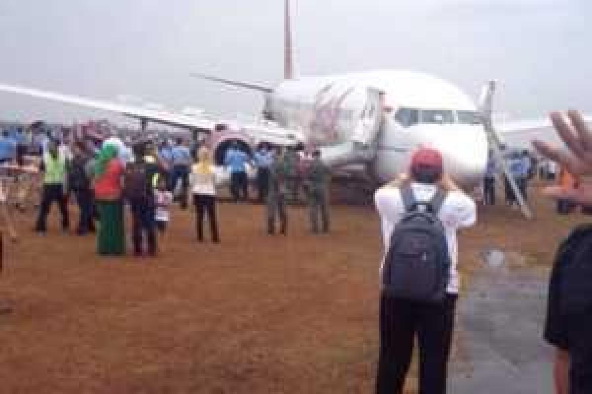 В Индонезии "Боинг-737" едва не влетел в толпу людей