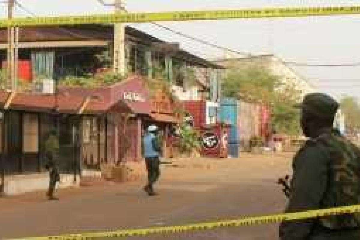 Теракт в Мали: боевики убили троих и освободили 15 заложников за прочтение наизусть Корана Теракт в Мали: боевики убили троих и освободили 15 заложников за прочтение наизусть Корана