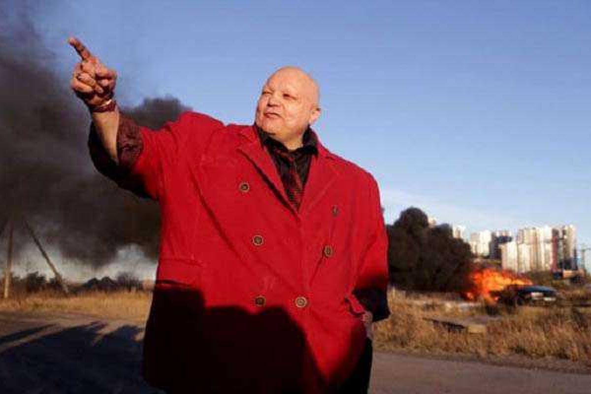 Эпатажный российский певец Барецкий сжег свою иномарку