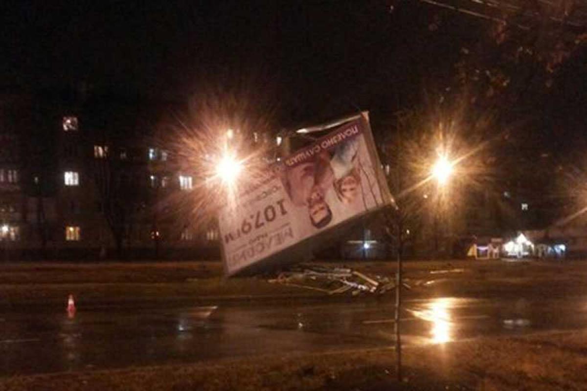 В Харькове на дорогу падают билборды