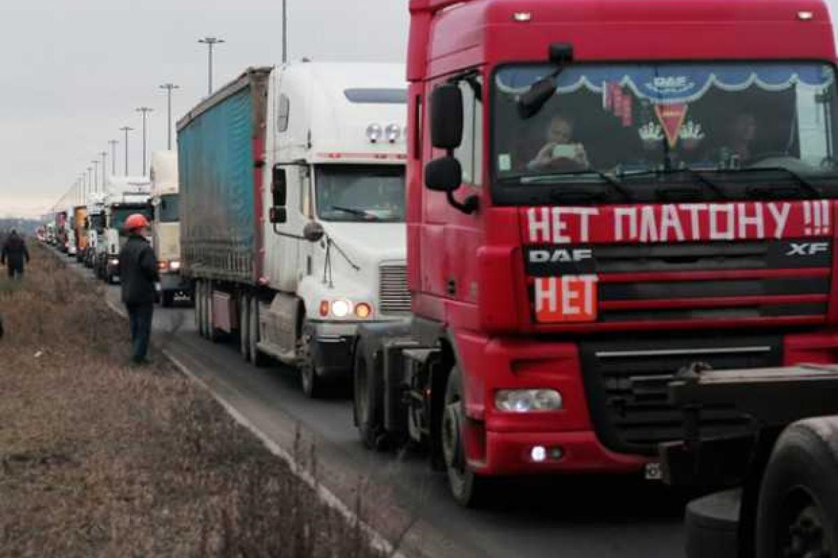 Полиция отбирает у дальнобойщиков права, чтобы не дать им проехать в Москву - инсайдер Полиция отбирает у дальнобойщиков права, чтобы не дать им проехать в Москву - инсайдер