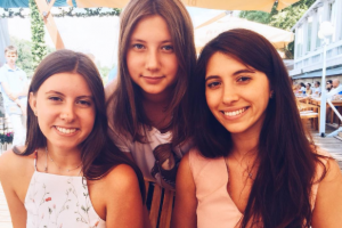 Дочери Меладзе пришли на "папкин концерт" в красивых нарядах