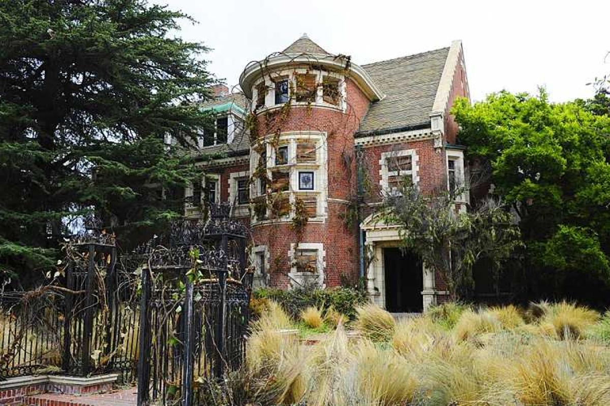 В России на продажу выставили дом с приведениями В России на продажу выставили дом с приведениями