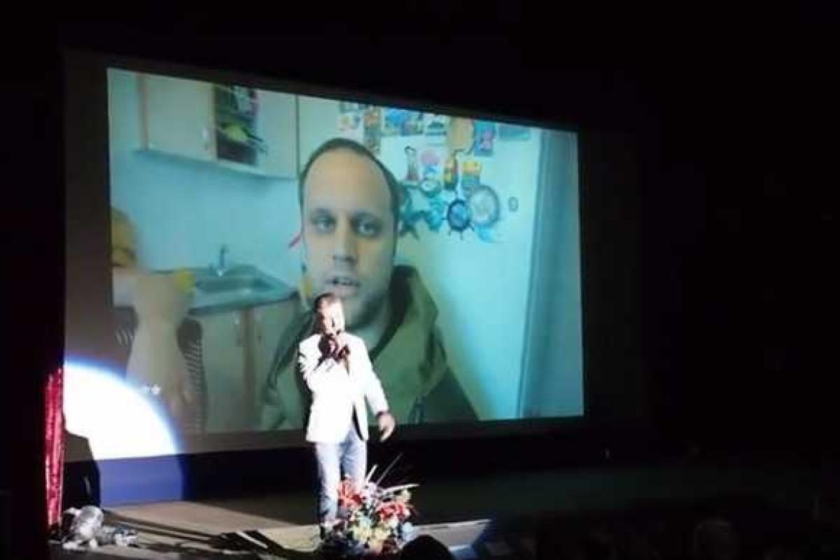 Заслуженный артист Украины спел хит про Путина - видео