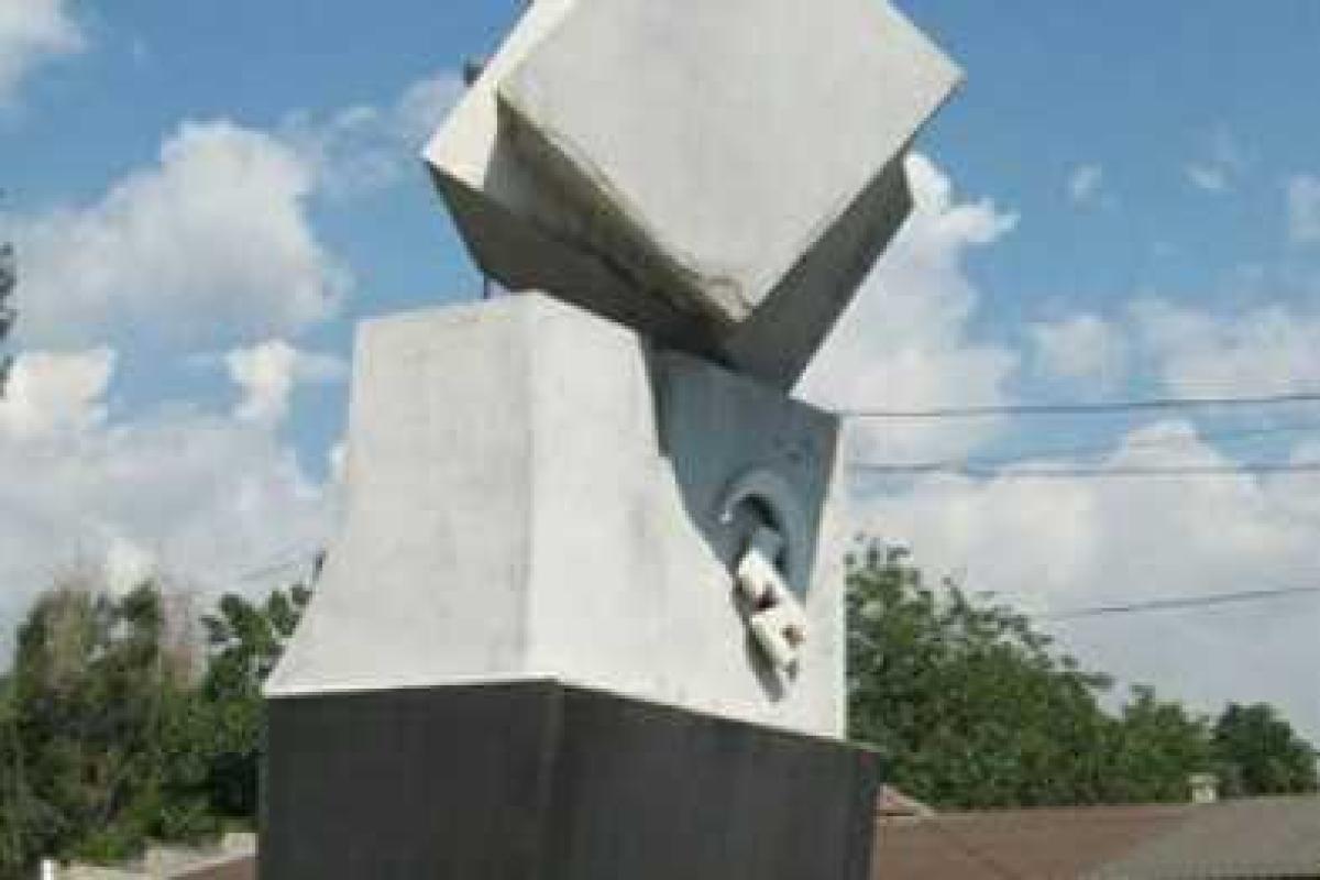 Жители Мариуполя пожаловались на серп и молот Жители Мариуполя пожаловались на серп и молот