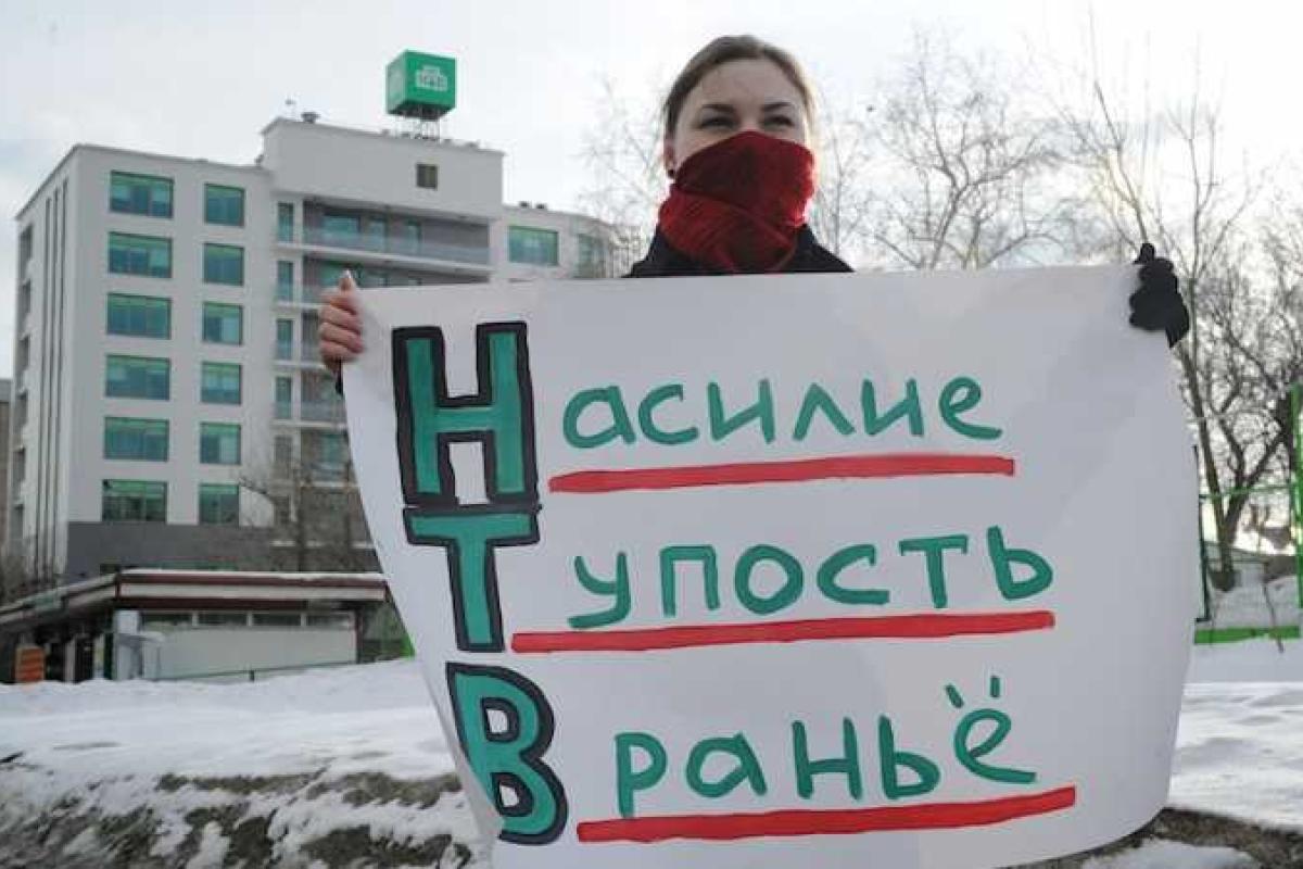 "Глава" Крыма Аксенов отказывается слушать вранье канала НТВ "Глава" Крыма Аксенов отказывается слушать вранье канала НТВ