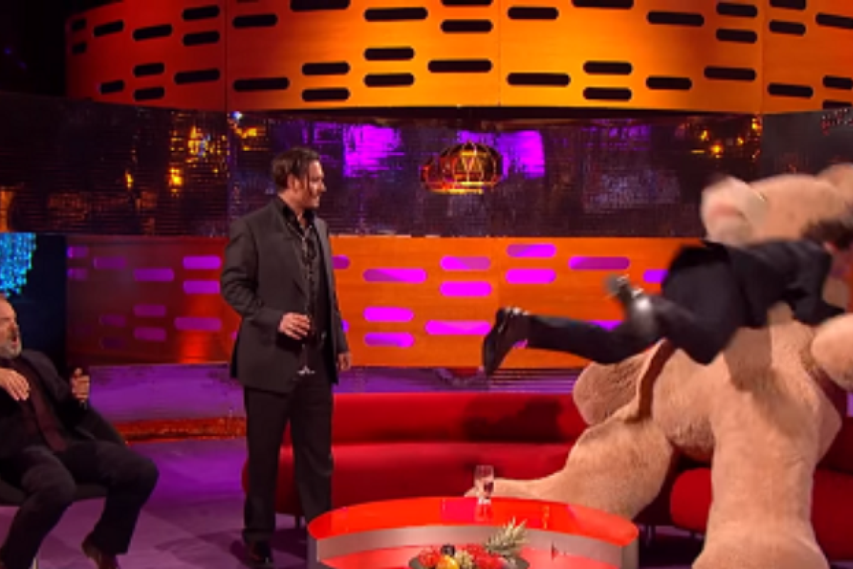 Бенедикт Камбербэтч жестоко избил медведя. Видео