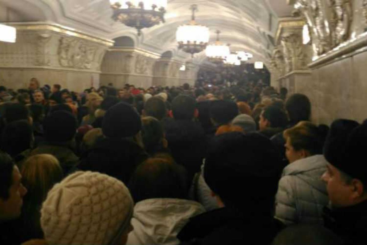 В московском метро людям было трудно дышать В московском метро людям было трудно дышать