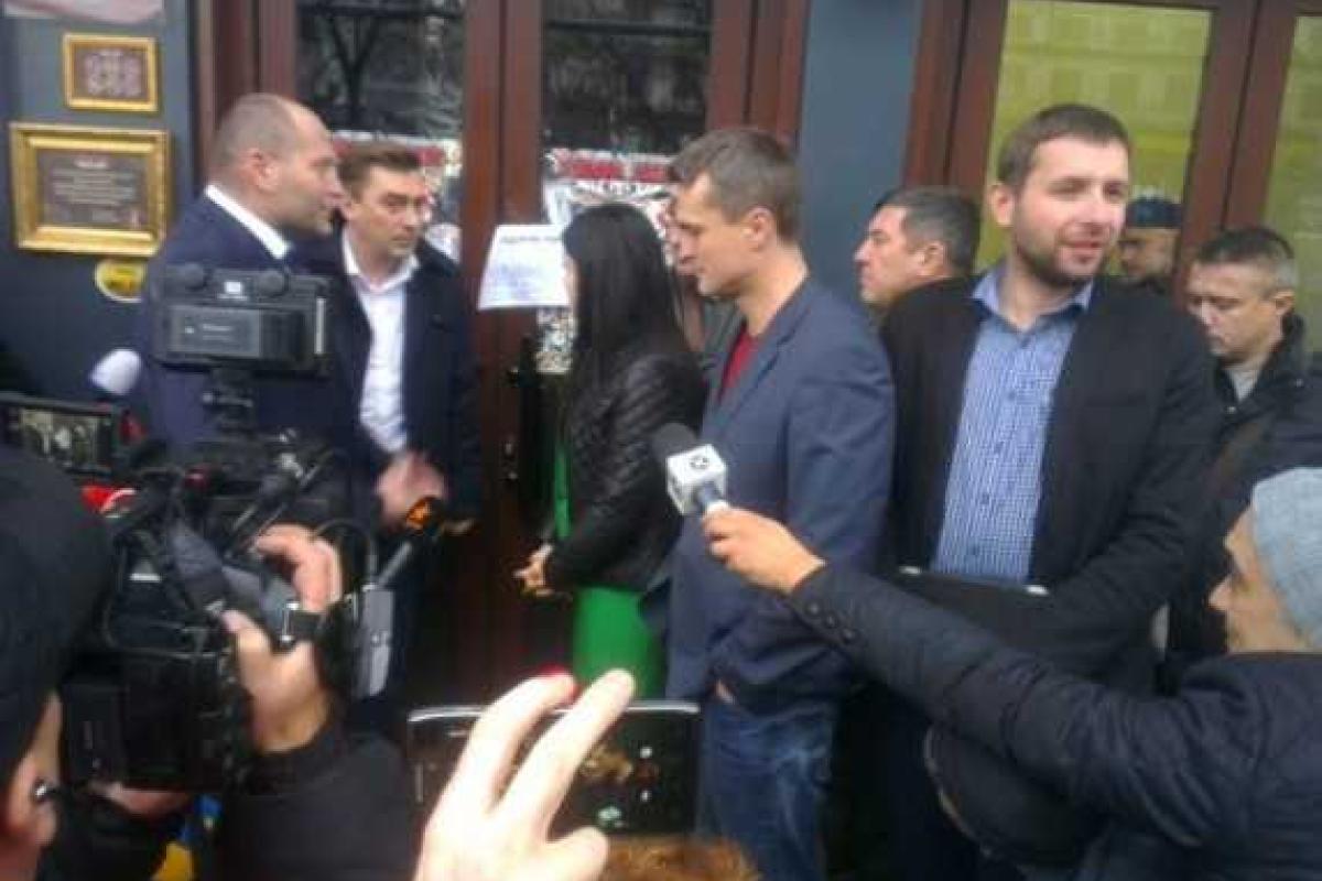 Парасюк на стекле скандального кафе в Доме профсоюзов написал "Ганьба" Парасюк на стекле скандального кафе в Доме профсоюзов написал "Ганьба"