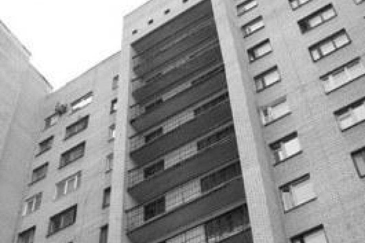 В Киеве мужчина выпал с 11-го этажа и остался жив В Киеве мужчина выпал с 11-го этажа и остался жив