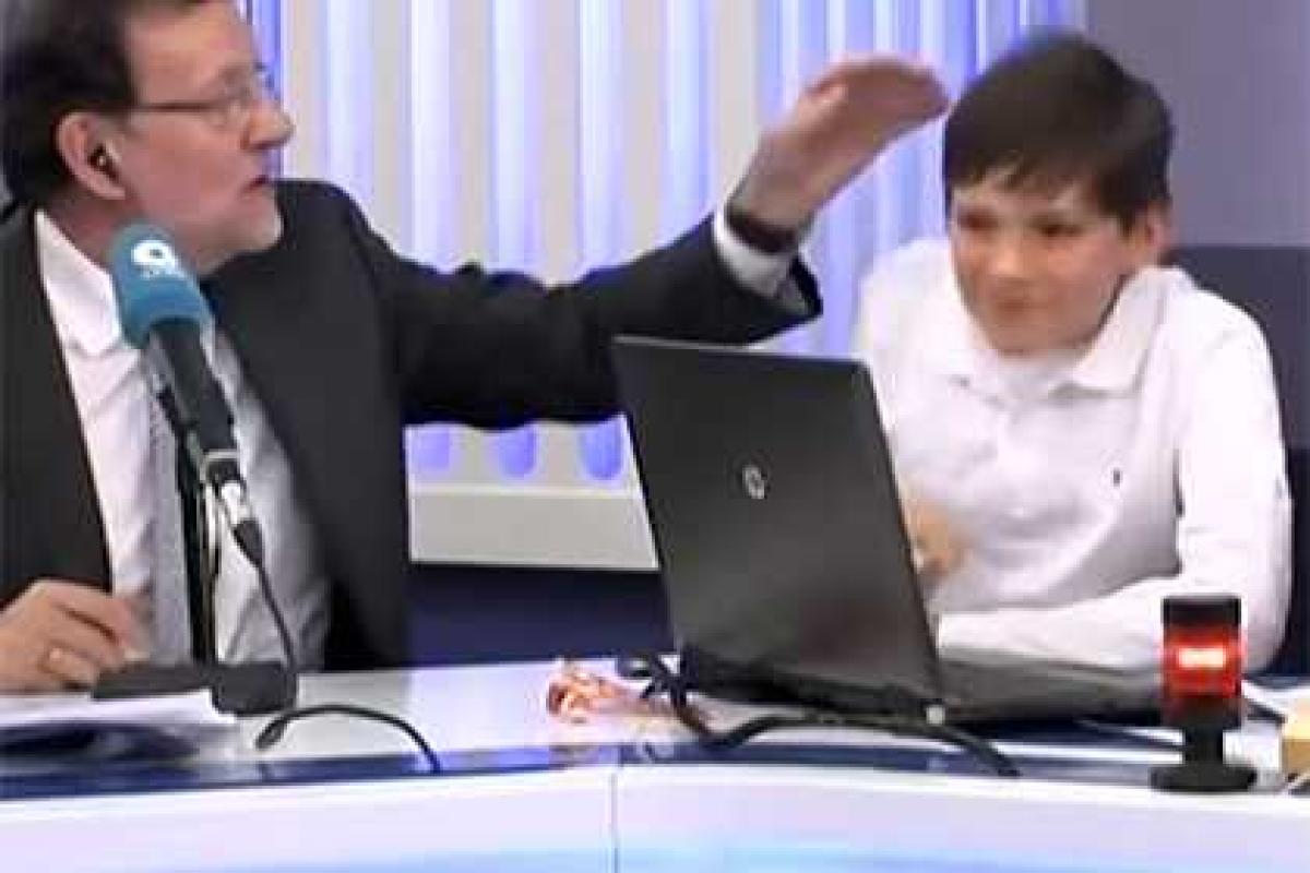 Испанский премьер дал сыну подзатыльник в прямом эфире Испанский премьер дал сыну подзатыльник в прямом эфире