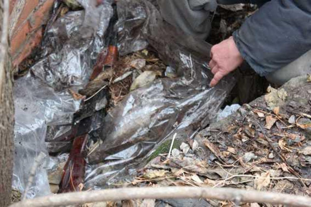 В Славянске у пенсионера изъяли автомат, который он нашел и на «всякий случай» закопал В Славянске у пенсионера изъяли автомат, который он нашел и на «всякий случай» закопал