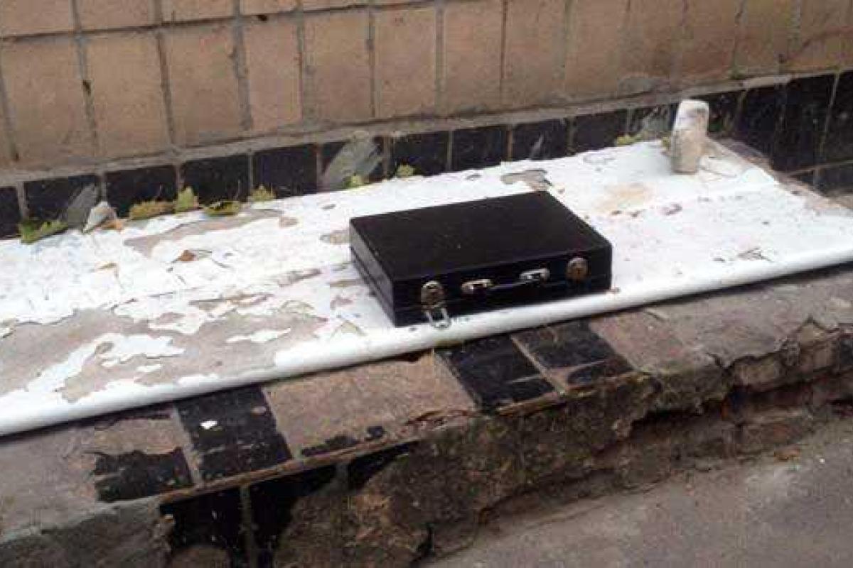 В Мариуполе из-за странного чемодана пришлось эвакуировать персонал больницы В Мариуполе из-за странного чемодана пришлось эвакуировать персонал больницы