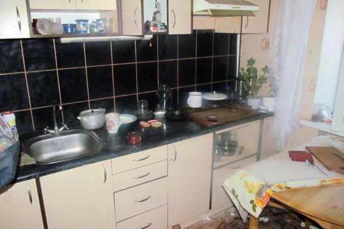 На Донетчине в квартире многоэтажки найдены мертвыми мать и сын На Донетчине в квартире многоэтажки найдены мертвыми мать и сын