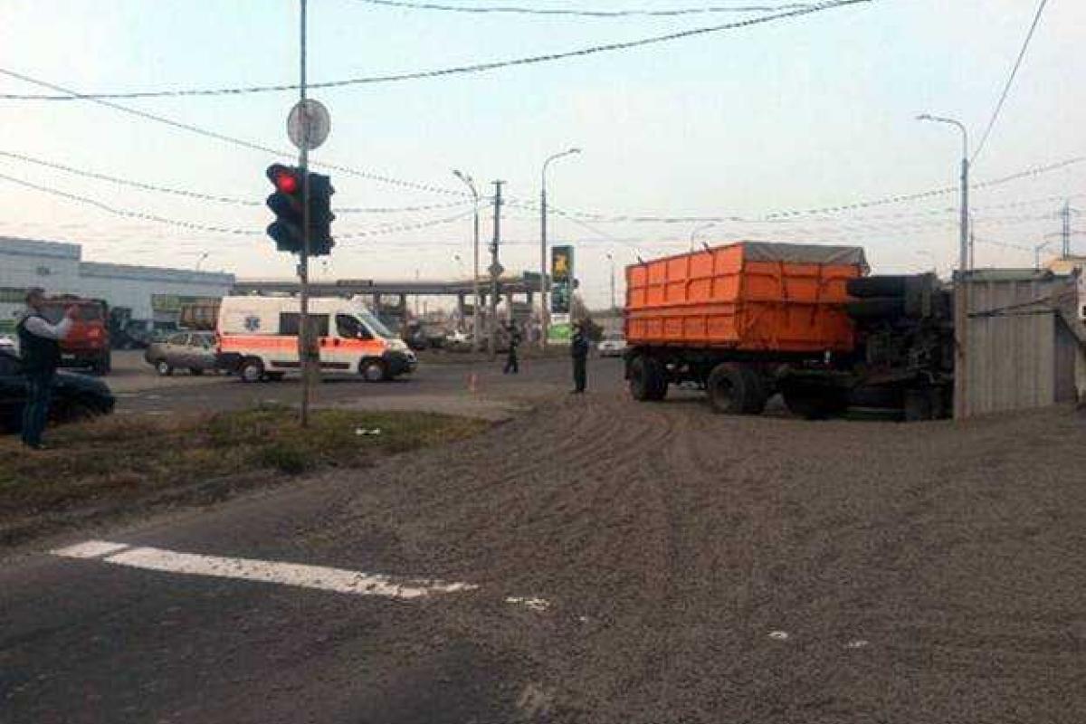 В Мариуполе перевернулся автомобиль, пострадал водитель В Мариуполе перевернулся автомобиль, пострадал водитель