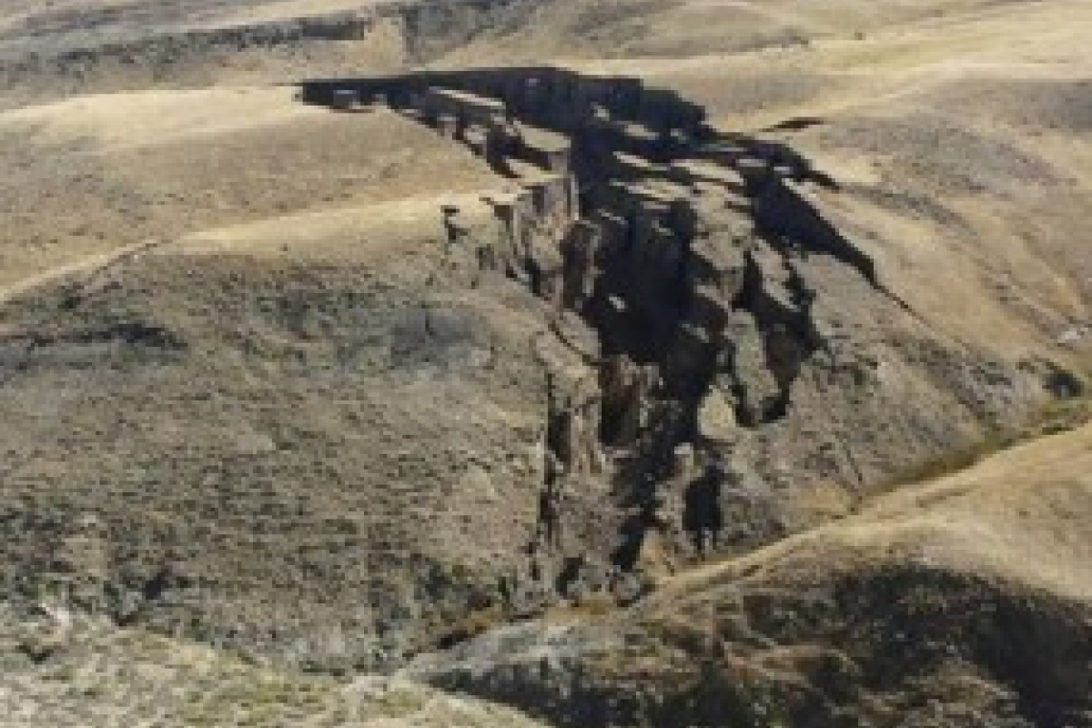 В американском штате Вайоминг в земле образовалась гигантская трещина