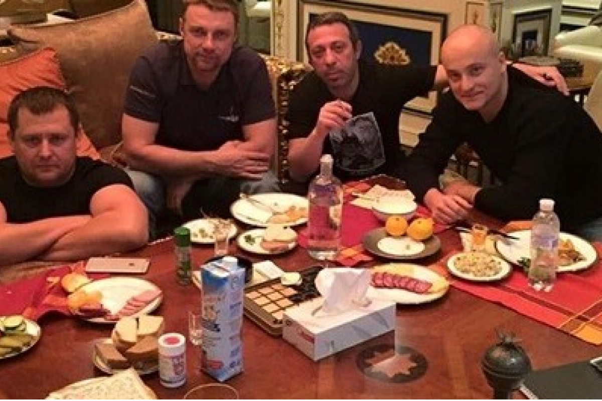 Корбан под домашним арестом коротает время за бутылкой водки с друзьями-нардепами