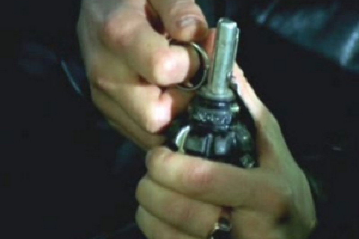 Россиянин повез жену в роддом, угрожая гранатой Россиянин повез жену в роддом, угрожая гранатой