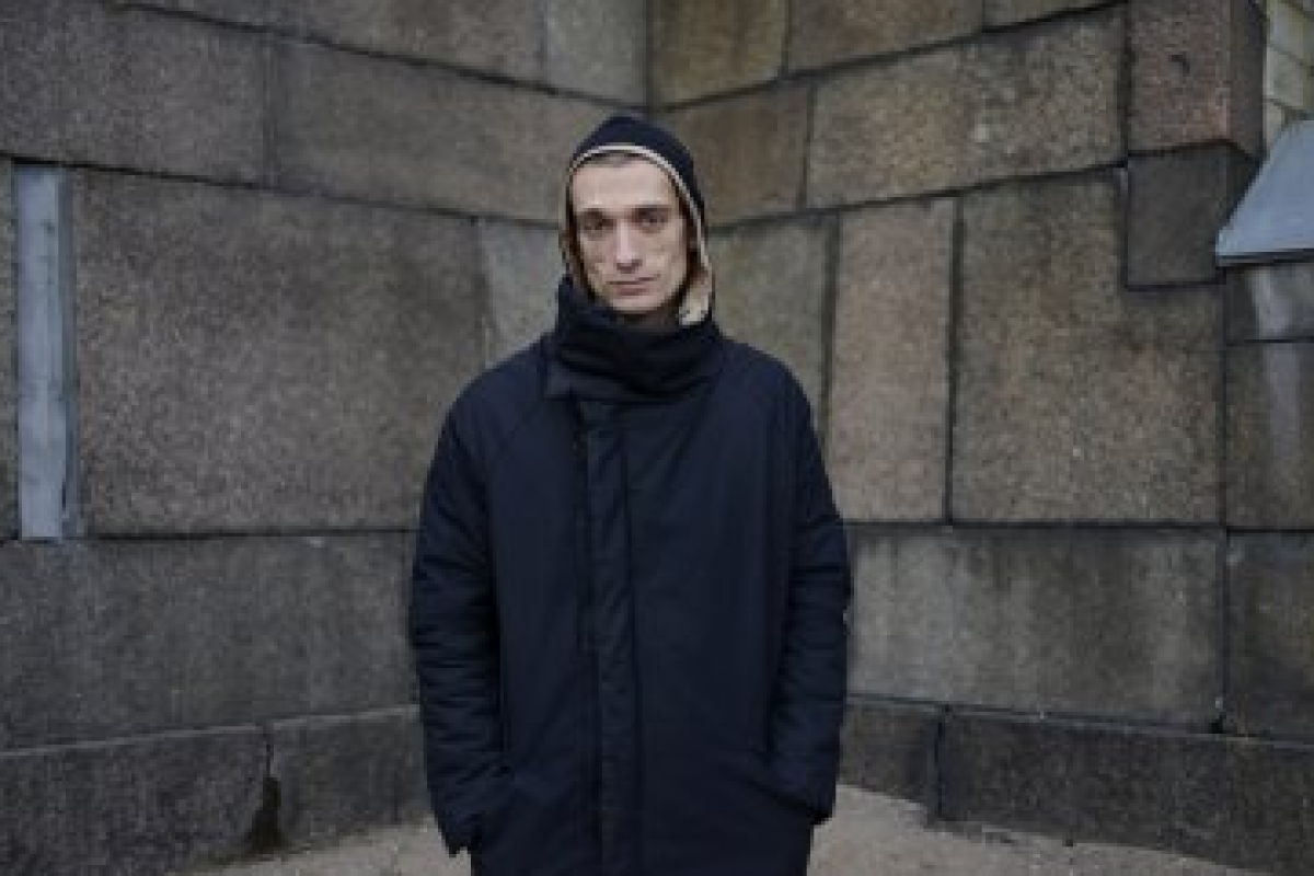 Скандального художника Павленского посадили в камеру к ВИЧ-инфицированным Скандального художника Павленского посадили в камеру к ВИЧ-инфицированным