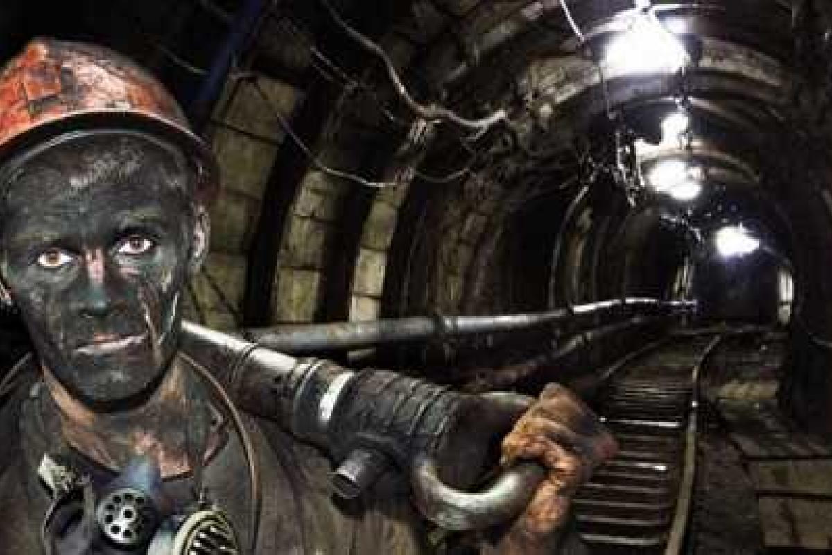 Шахтерам в "ДНР" начали выдавать копеечную зарплату за май и июнь 